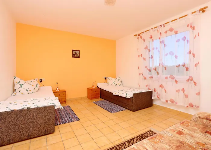 With Parking Spaces Klenovica, Novi Vinodolski - 23100 Апартаменты