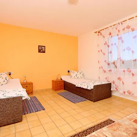 With Parking Spaces Klenovica, Novi Vinodolski - 23100 Daire